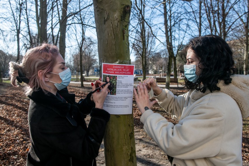 Znajomi zaginionej rozwieszają plakaty ze zdjęciem 19-latki.