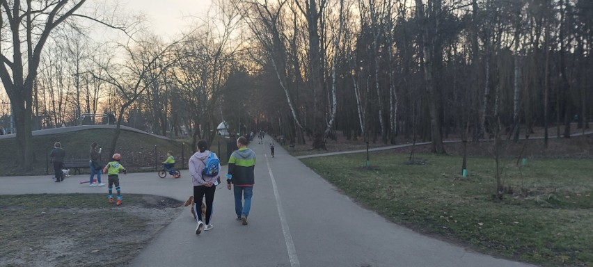 W Parku Kuronia w Sosnowcu było sporo spacerowiczów....