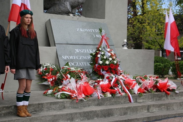Delegacje złożyły kwiaty i wieńce pod pomnikiem