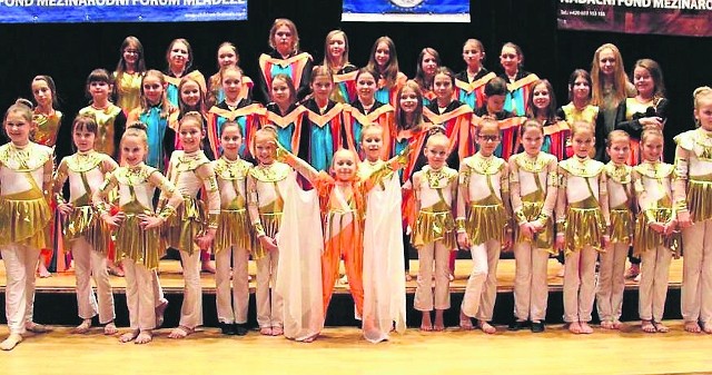 Styczeń: Małogoski Zespół Taneczny „Kaprys” na scenie w Pradze wywalczył nagrodę.