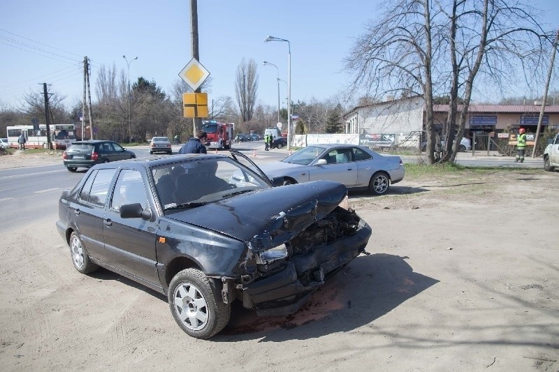 Wypadek na ul. Pomorskiej. Zderzenie dwóch aut, ranna pasażerka [ZDJĘCIA, FILM]