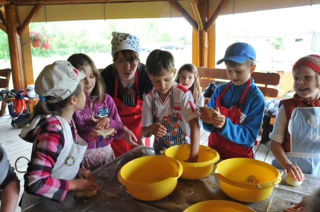 Chleb - pomysł na działalność w Barnowie koło MielnaNa warsztatach prowadzonych przez Olgę Lipską zainteresowane grupy uczą się piec chleb, bułki, ale także robienia masła i pizzy.