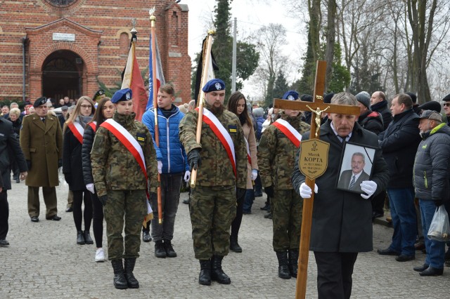 W piątek, 25 stycznia, po południu w ostatniej drodze towarzyszyła mu pogrążona w smutku rodzina, przyjaciele, przedstawiciele władz, wojska, służb mundurowych, zakładów pracy, szkół, ale i tłum mieszkańców Żagania.Marek Kopta, wieloletni samorządowiec, wicestarosta, burmistrz, a także radny kilku kadencji zmarł przed tygodniem. W życiu stawiał czoła wielu wyzwaniom, walkę z chorobą przegrał.- Żegnamy Marka, naszego kolegę, a dla wielu przyjacielem. Trudno mi  mówić o Tobie w czasie przeszłym- mówił podczas  uroczystości pogrzebowej burmistrz Andrzej Katarzyniec. - Byłeś niezwykle otwarty dla wszystkich pełniąc wiele ważnych funkcji zawodowych i społecznych. Życie poświęciłeś Żaganiowi i teraz on Ciebie żegna.Ludzie z którymi pracował nie tylko w samorządzie, ale i w zakładach produkcyjnych cenili go za pomocną dłoń, którą wyciągał do każdego, za profesjonalizm i zwykłą ludzką życzliwość. Nie dziwi więc, że  żegnały go tłumy mieszkańców miasta. Były delegacje szkół, urzędów, samorządowcy i z prawa i z lewa, wojsko, służby mundurowe.  Oni odeszli w ciągu ostatniego roku. Ludzie sportu, którzy zmarli w minionych 12 miesiącach