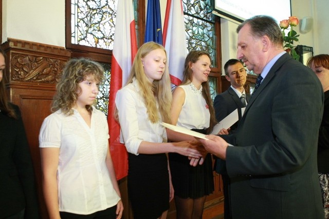 Nagrody uczniom wręczał wiceprezydent Edward Zdziebiorski. 