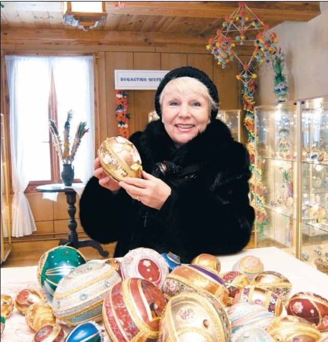 Barbara Pilawska podarowała właśnie Muzeum Rolnictwa w Ciechanowcu 42 pisanki aplikacyjne. Ten rodzaj pisanek jest bardzo lubiany przez zwiedzających.