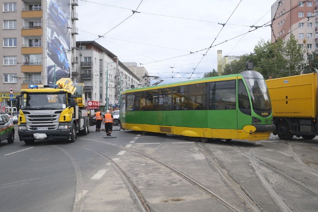 Wykolejenie tramwaju na skrzyżowaniu Głogowska-Hetmańska w Poznaniu.Zobacz zdjęcia --->