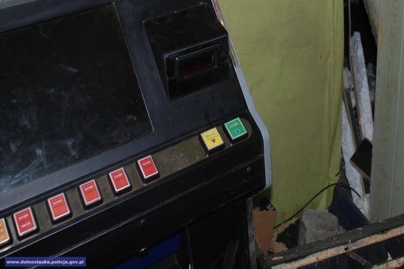 Włamał się do sklepu i ukradł pieniądze z automatu do gier (FOTO)