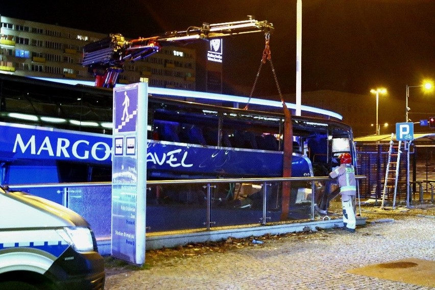 Wypadek na rondzie Reagana we Wrocławiu. Autokar wjechał w przejście podziemne. Jedna osoba nie żyje