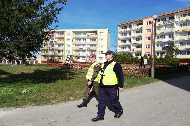 Przy patrolach na terenie miasta współpracują policjanci, strażnicy miejscy i żołnierze