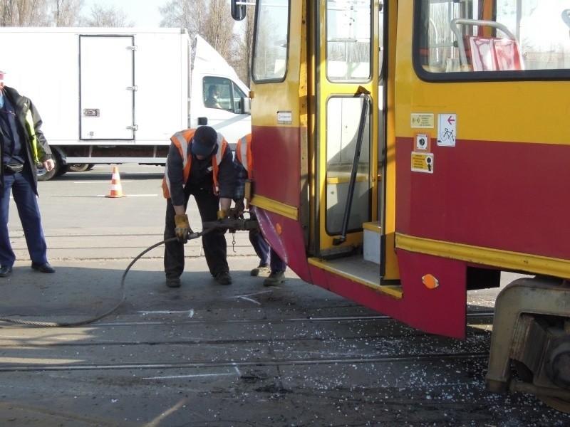 Ciężarówka zderzyła się z tramwajem