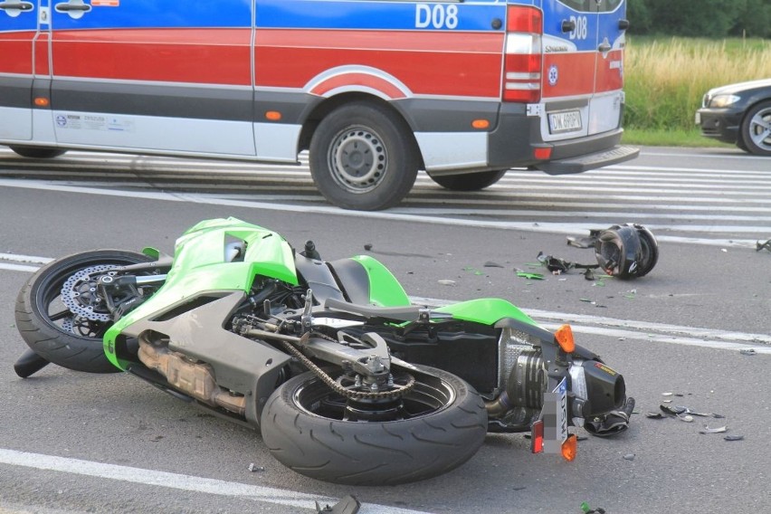 Wypadek motocykla i BMW. Ciężko ranny motocyklista w szpitalu