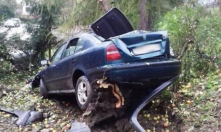 Wypadek w Librantowej. Skoda octavia rozbita o drzewo. Kobieta i chłopiec zabrani do szpitala