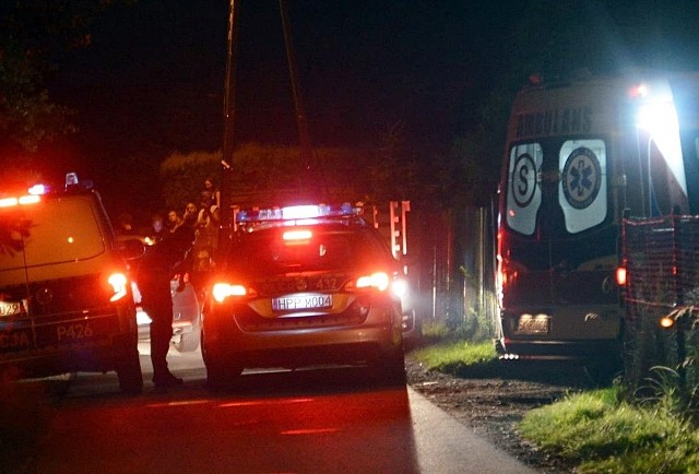 Agresywny mężczyzna rzucił się na policjantów. Zostali ranni. Trafili do szpitala.