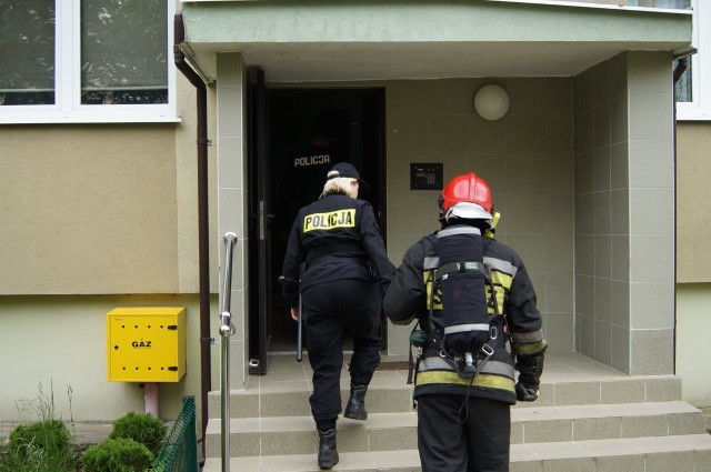 Mieszkaniec lokalu na trzecim piętrze bloku na Osiedlu Hubalczyków zasnął i o mało nie doszło do nieszczęścia. Obyło się tylko na strachu lokatorów klatki schodowej, na której doszło do zadymienia. Interweniowała straż pożarna.