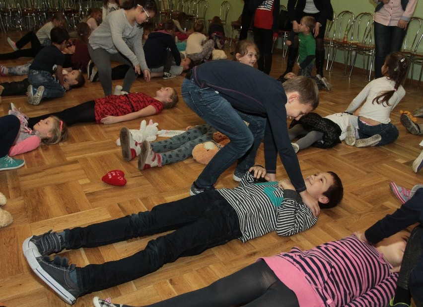 Dzieci ze szkoły muzycznej w Radomiu uczyły się udzielać pierwszej pomocy 