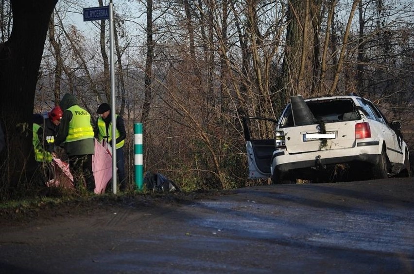 Powiat śremski: Śmiertelny wypadek. Auto wpadło do stawu