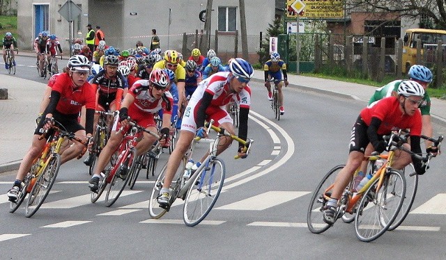 Około 200 kolarzy pokonało już etapy Grucie, Jabłonowie Pomorskim i Chełmży.