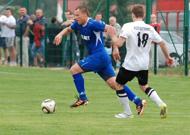 Pierwszą bramkę w finale Pucharu Polski na szczeblu okręgu zdobył piłkarz Łysicy Dariusz Kozubek (z lewej).