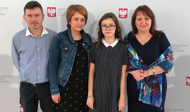 Aleksandra Chrobot, uczennica Szkoły Podstawowej w Zbludowicach, została zaproszona na galę w Warszawie razem z opiekunem merytorycznym Beatą Ogunowską (z prawej) oraz rodzicami - Agnieszką i Piotrem.