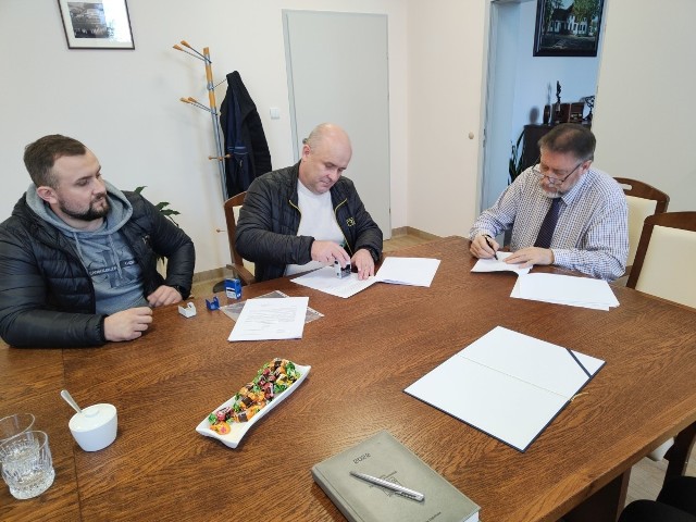Burmistrz Kowalewa Pomorskiego Jacek Żurawski podpisał umowy na realizację dwóch gminnych inwestycji