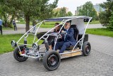 Minister Anna Moskwa sprawdziła, jak jeździ pojazd skonstruowany przez studentów uniwersytetu w Radomiu