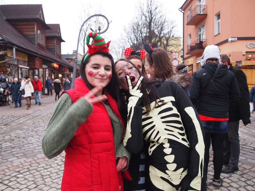 Zakopane. Maturzyści zatańczyli poloneza na Krupówkach [ZDJĘCIA,WIDEO]