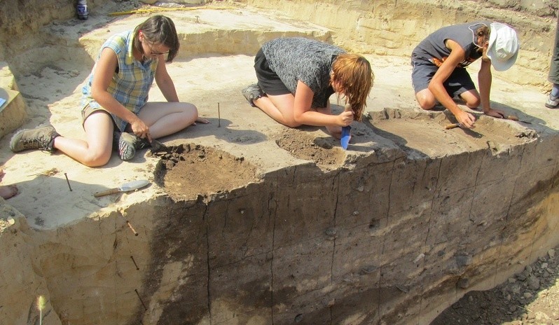 Archeolodzy odkryli w Mozgawie dużą prehistoryczną osadę....