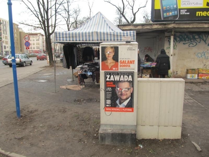 Plakaty wyborcze nadal wiszą. Kto i kiedy posprząta z nich Wrocław? (ZDJĘCIA)