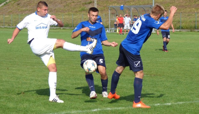 Michał Piotrowski (z lewej, walczy o piłkę z Konradem Marcinkiem i Patrykiem Mazurem) strzelił dla Wisły dwie bramki, lecz drużyna z Korczyna przegrała derby z Tempem Pacanów 2:3.