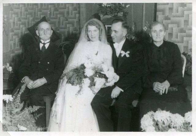 Ślubna fotografia moich rodziców z 1943 roku, wraz z dziadkami Marianną i Władysławem