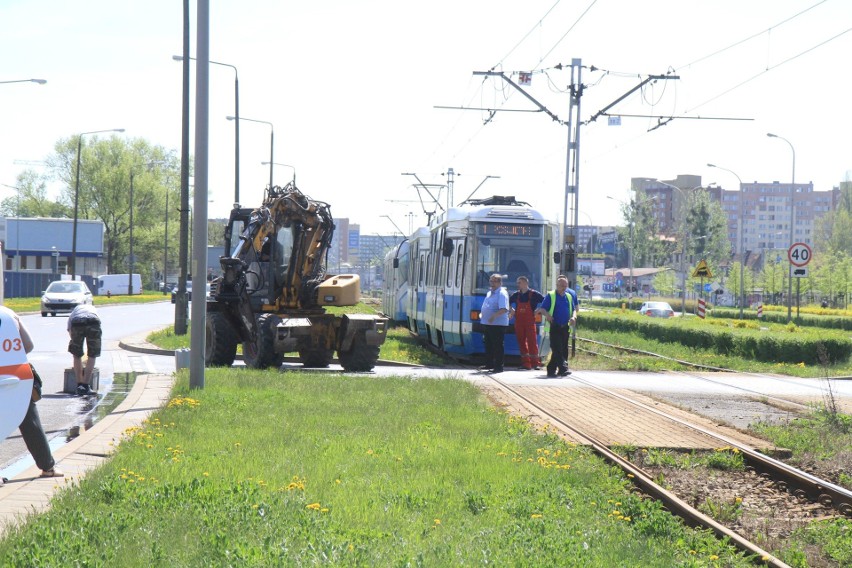 Wypadek tramwaju na Żmigrodzkiej. Pojazd MPK zderzył się z koparką