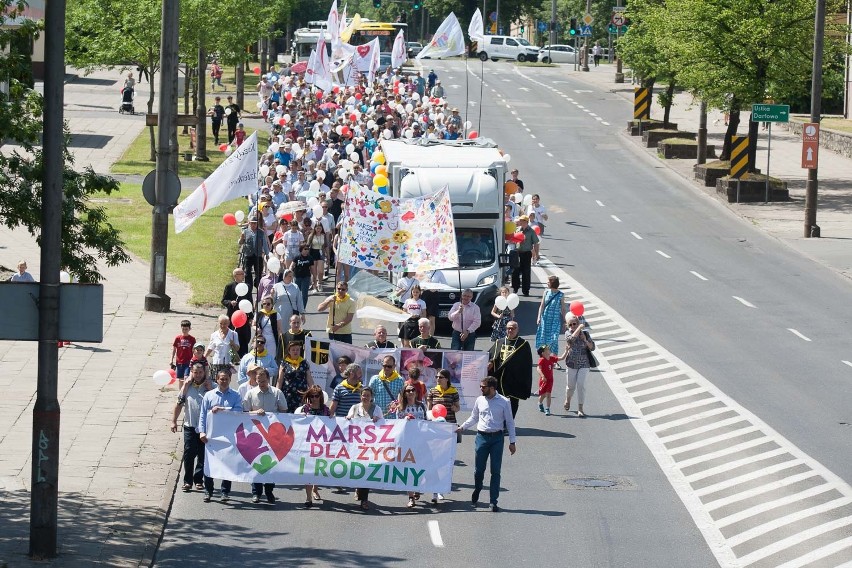 Kilkaset osób wzięło udział w IX Marszu dla Życia i Rodziny,...
