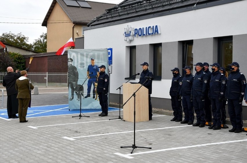 Nowogród. Nowy posterunek policji uroczyście otwarty. Nową siedzibę otwierali Robert Szewc, Dariusz Augustyniak i Jarosław Zieliński 