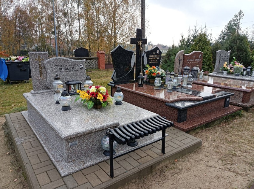 Cmentarz w Lelisie przed Dniem Wszystkich Świętych 2021. Zdjęcia nekropolii