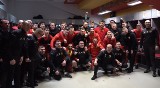Tak piłkarze Korony Kielce razem ze sztabem szkoleniowym w szatni fetowali zwycięstwo z Cracovią odniesione na Suzuki Arenie. Zobacz wideo