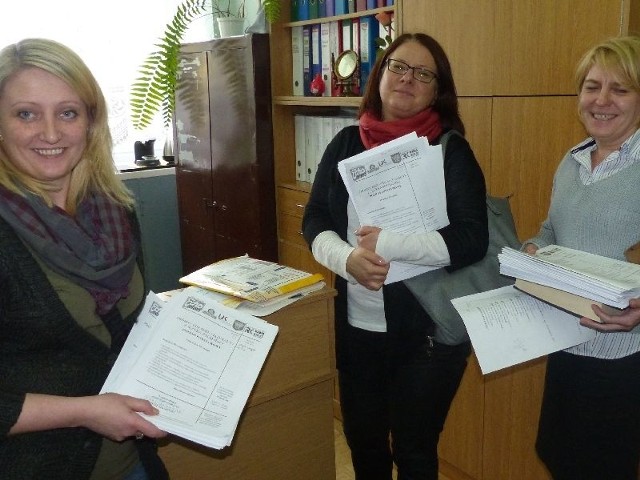 Bożena Mróz, Anna jarząbek i Renata Karpeta z III Liceum w Skarżysku z zebranymi po próbnym egzaminie formularzami. 