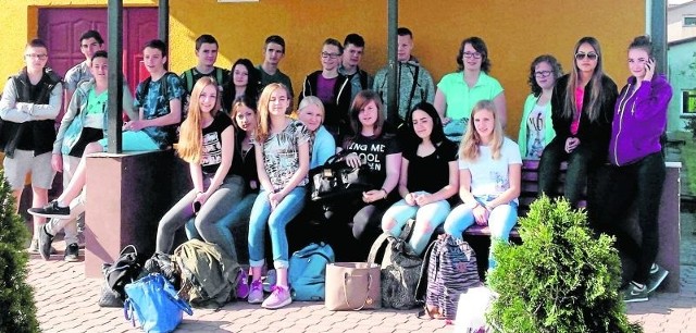Goście z zagranicy przed Gimnazjum imienia Jana Pawła II w Sobkowie.
