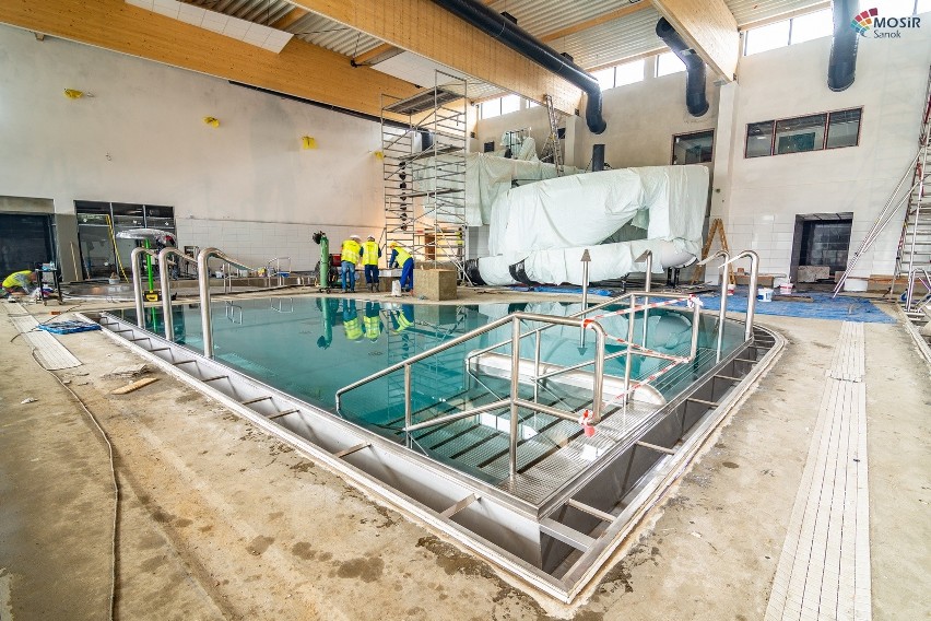 Trwa budowa Centrum Rehabilitacji i Sportu w Sanoku. To będzie najnowocześniejsza pływalnia na Podkarpaciu, otwarcie we wrześniu [ZDJĘCIA]