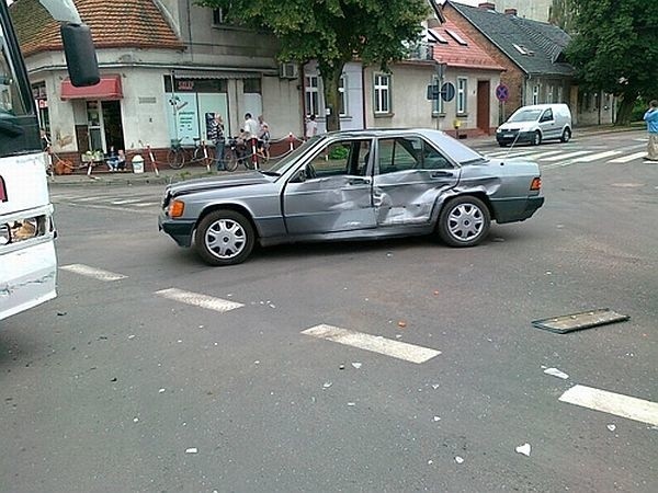 Kierowca mercedesa wymusił pierwszeństwo na skrzyżowaniu i został staranowany przez autobus.