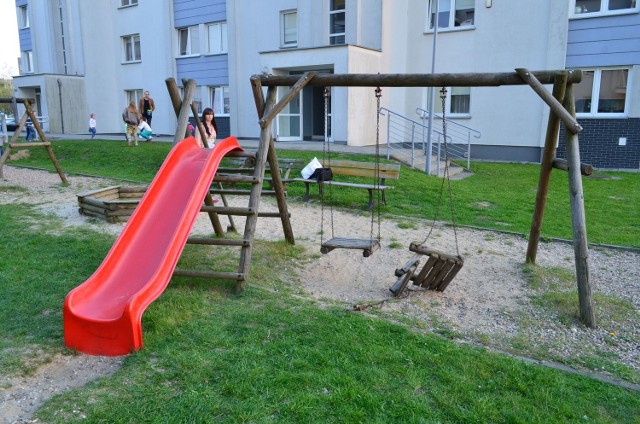 Zdjęcie mówi samo za siebie. Rodzice maluchów z osiedla przy Sempołowskiej boją się puszczać swoje dzieci na plac zabaw.