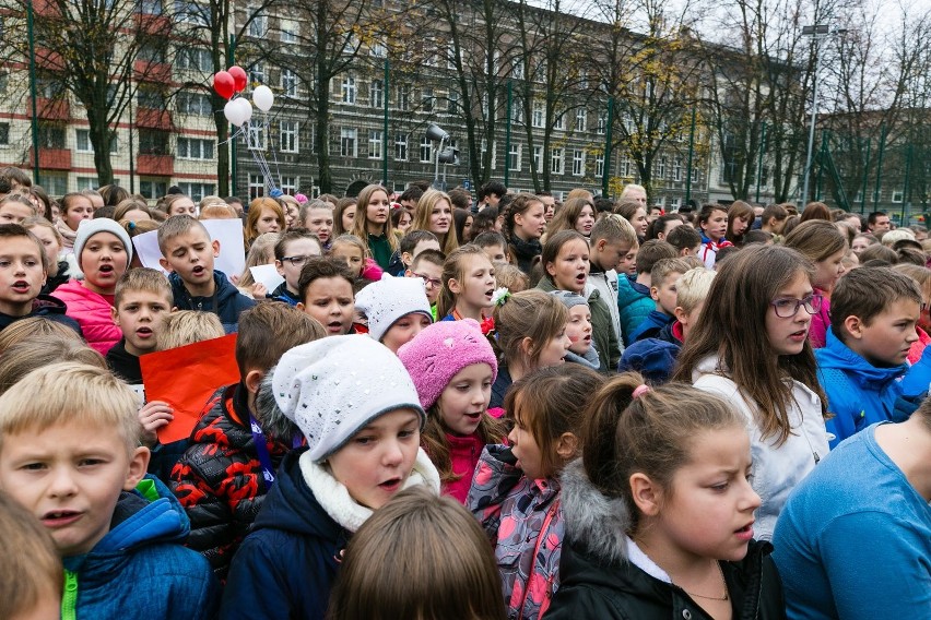 Zachodniopomorskie: Uczniowie i nauczyciele bili "Rekord dla Niepodległej". Był marsz, flaga i wspólne śpiewanie hymnu [WIDEO, ZDJĘCIA]