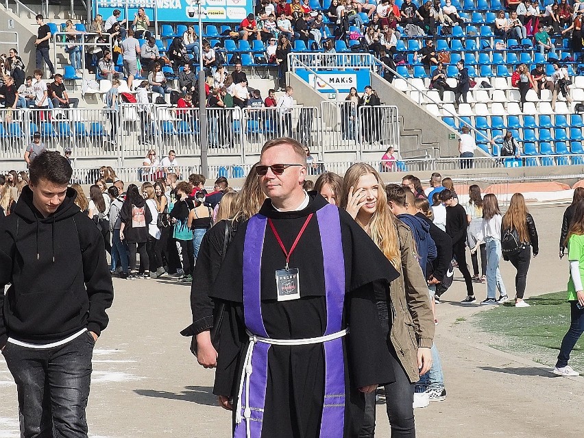 Arena Młodych na stadionie łódzkiego "Orła" w Łodzi. Młodych przywitał metropolita łódzki, abp Grzegorz Ryś. Ewangelizacyjne spotkanie