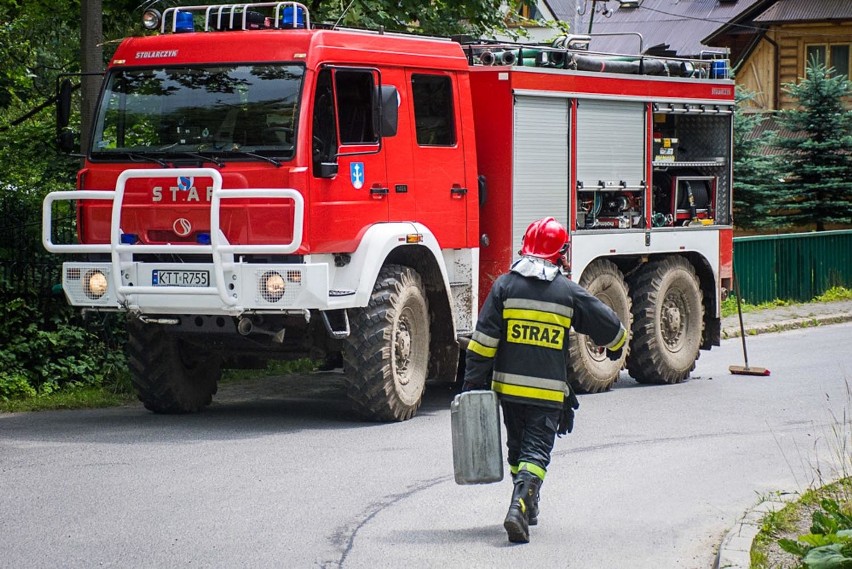 Zakopane. Uwaga kierowcy! Wielka plama oleju zalała Ubocz [ZDJĘCIA]