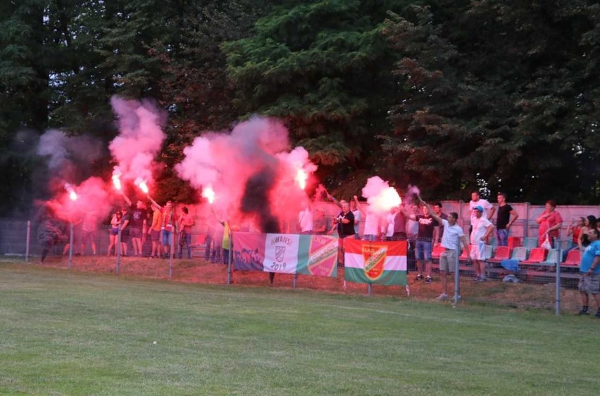 Głośny doping, race i zwycięstwo. Tak Orzeł Nakło Śląskie świętował awans do A-klasy ZDJĘCIA