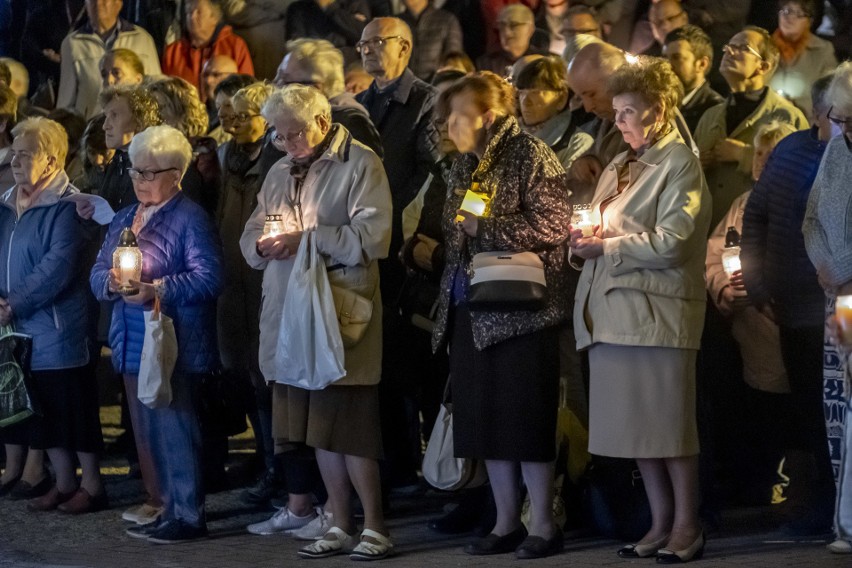 W sobotę wieczorem tłumy wiernych pojawiły się w parku Jana...