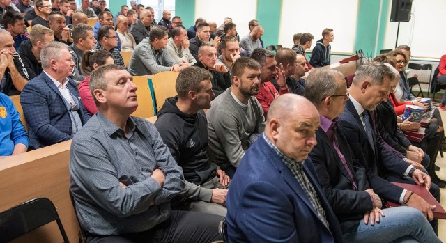 Największa kursokonferencja w województwie świętokrzyskim "GRASROOTS 2019" dla nauczycieli, trenerów piłki nożnej odbyła się w Opatowie. Zorganizowana została przez Polski Związek Piłki Nożnej i Świętokrzyski Związek Piłki Nożnej Wzięło w niej udział aż 387 szkoleniowców z województw: małopolskiego, podkarpackiego, świętokrzyskiego, lubelskiego i łódzkiego.Patronat honorowy nad imprezą objął starosta opatowski - Tomasz Staniek. Szczególne podziękowania należą się dyrekcji Zespołu Szkół numer 1 i Zespołu Szkół numer 2 w Opatowie oraz uczniom i nauczycielom biorącym czynny udział w organizacji tego przedsięwzięcia.W kursokonferencji wzięło udział wiele znanych osób, byli reprezentanci Polski - wicemistrz olimpijski z Barcelony Andrzej Kobylański, Michał Gębura, Rafał Lasocki, Dariusz Pietrasiak oraz wielu innych trenerów, między innymi Paweł Rybus, Tadeusz Krawiec, Marek Mierzwa, Mariusz Lniany, Cezary Ruszkowski, Marek Parzyszek, Jacek Kubicki, Artur Jagodziński, Dariusz Kozubek, Marcin Wróbel, Marcin Kośmicki. Ogromny udział w organizacji tego wydarzenia miał trener Waldemar Domagała. Podczas kursokonferencji Świętokrzyski Związek Piłki Nożnej uhonorował złotą odznaką związku Andrzeja Kobylańskiego, byłego reprezentanta Polski i wicemistrza olimpijskiego z Barcelony. Przekazał ją wiceprezes związku Tomasz Domaradzki.  Kursokonferencja Opatowie jest najlepiej zorganizowanym tego typu wydarzeniem w Polsce, od lat zbiera znakomite recenzje.  (dor)