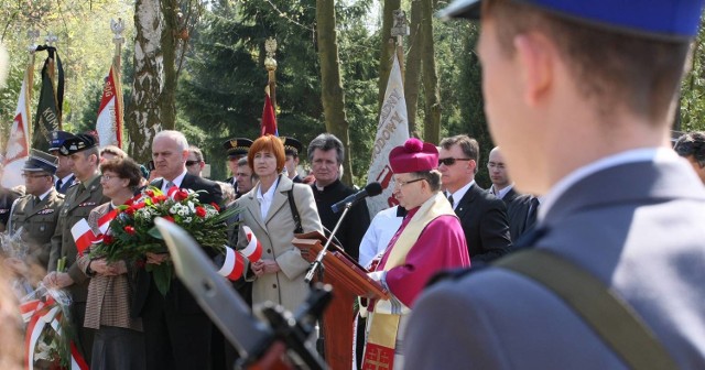 Podczas uroczystości pod Krzyżem Katyńskim za spokój duszy polskich oficerów modlił się ksiądz biskup Stefan Regmunt