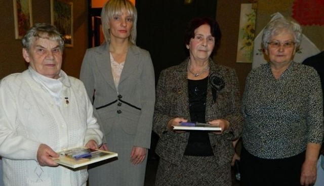 Odznaki "Za szczególne zasługi dla związku" otrzymały między innymi panie: Longina Kowalczyk i Zofia Górecka. Na zdjęciu z burmistrz Dorotą Łukomska i prezes Sabiną Skrzynecką. 