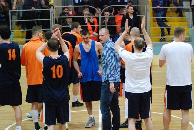 UMKS Kielce przegrał rywalizację w fazie play out ze Zniczem Basket Pruszków 1:3 i spada do drugiej ligi.