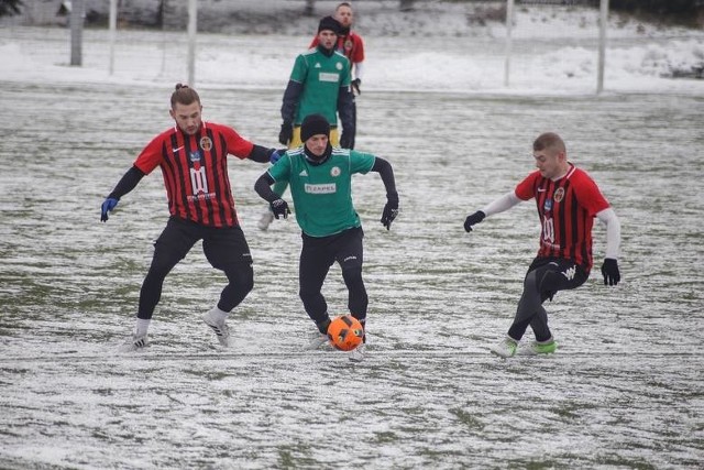 Jedną z bramek dla Wólczanki zdobył Krzysztof Pietluch (na zdj. pierwszy z prawej)